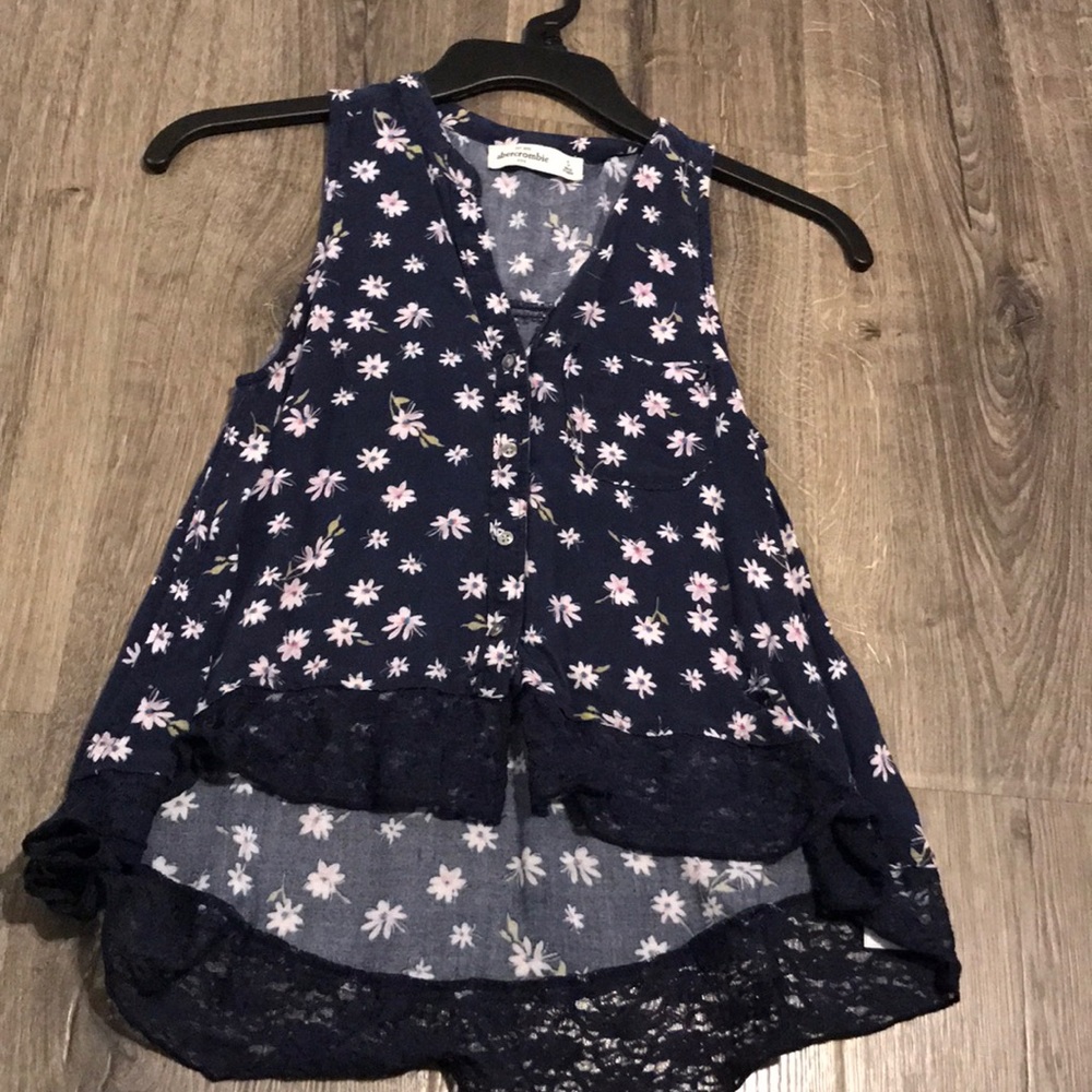 Flower shirt with lace bottom. Small kids.